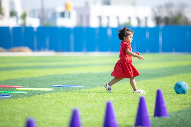 通过实施更 通过实施更
